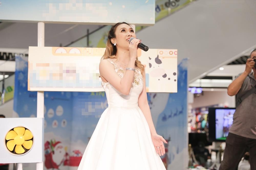 Mỹ Tâm bất ngờ khi được fan nhí chạy lên sân khấu níu cổ hôn-7