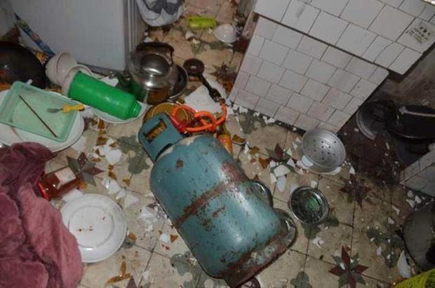 Đói bụng mà chẳng thấy bạn trai đem cơm về, cô gái trẻ biến tổ ấm thành 'bãi chiến trường'-1