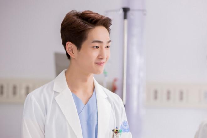 Sao Hàn 12/8: Nam diễn viên 'Hậu duệ mặt trời' bị cáo buộc quấy rối tình dục-1