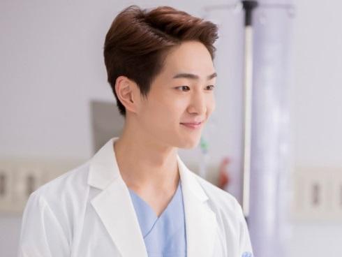 Sao Hàn 12/8: Nam diễn viên 'Hậu duệ mặt trời' bị cáo buộc quấy rối tình dục