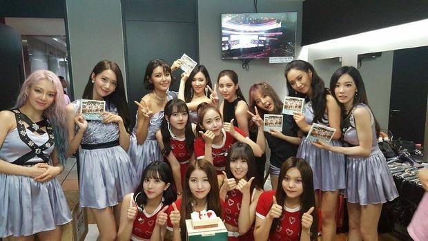 Sau video dằn mặt của Hyoyeon, G-Friend và Weki Meki đến chào hỏi SNSD-2