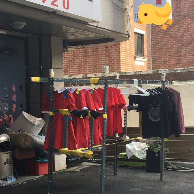 Nào có ai ngờ sẽ bắt gặp 'dấu vết' của các idol Hàn tại... tiệm giặt là-6