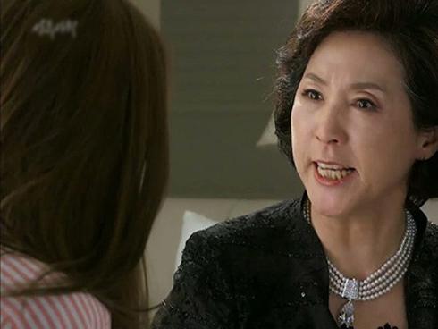 Lạnh sống lưng khi đêm nào cũng nghe tiếng mẹ chồng thì thào bên ban thờ, hóa ra…