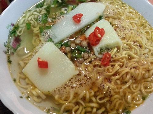 Mẹ trẻ nuốt cục tức thay cơm vì hàng xóm chuyên vác bát sang xin đồ ăn, có lọ măng ớt cũng hớt sạch-1