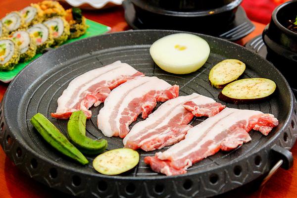 Nhìn cách người Hàn Quốc ăn thịt, bạn sẽ thấy thèm một miếng ba chỉ nướng ngay-1
