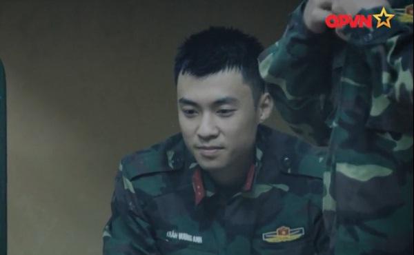 Huy Cung giật nảy người khi bắn súng khiến Khắc Việt cười 'không ngậm được miệng'-1