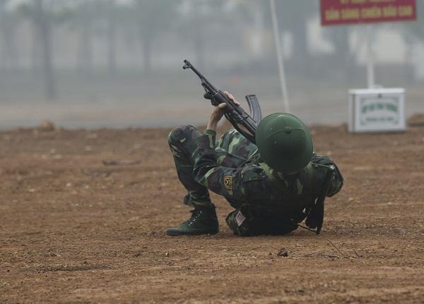 Huy Cung giật nảy người khi bắn súng khiến Khắc Việt cười 'không ngậm được miệng'-5