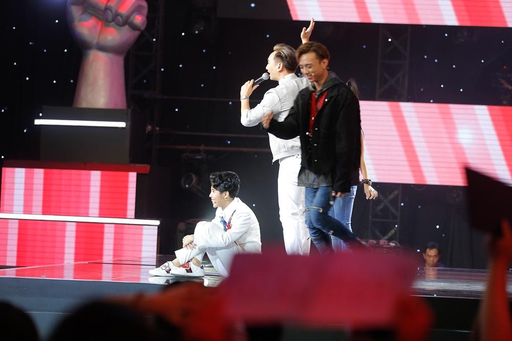 Chạy lên đón thí sinh nhưng bị từ chối, Vũ Cát Tường có giây phút xấu hổ nhất tại 'Giọng hát Việt nhí'-4