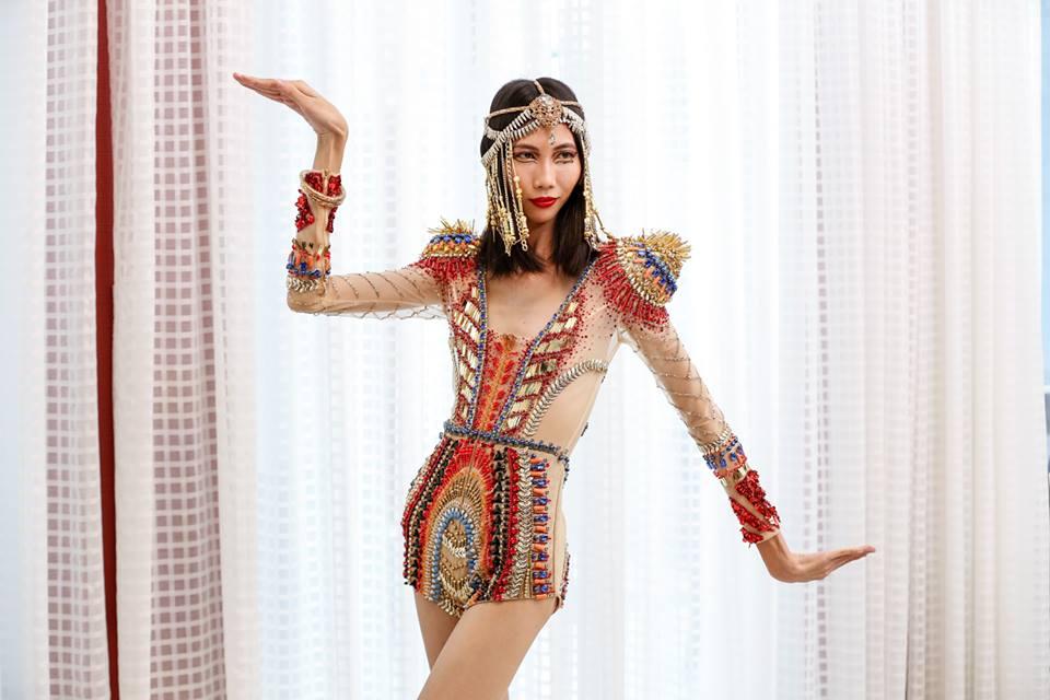 Host Trương Ngọc Ánh lại 'lạc quẻ', sến súa ở Next Top Model tập 8-3