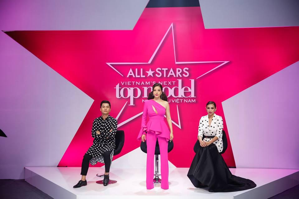 Host Trương Ngọc Ánh lại 'lạc quẻ', sến súa ở Next Top Model tập 8-2