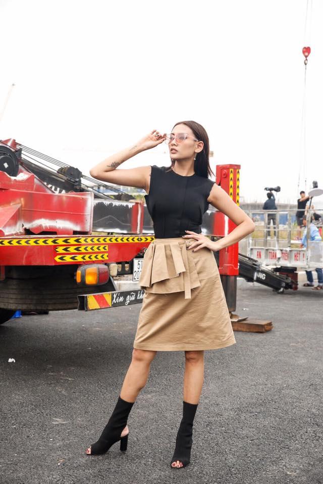 Host Trương Ngọc Ánh lại 'lạc quẻ', sến súa ở Next Top Model tập 8-11