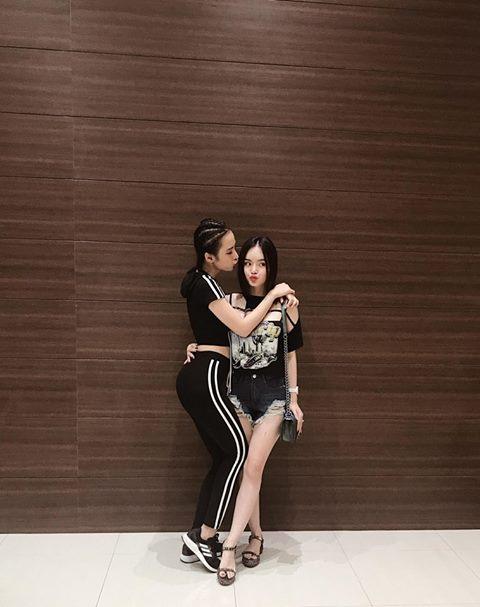 Tin sao Việt 13/8: Thủy Tiên cắt tỉa móng tay cho ông xã Công Vinh-2