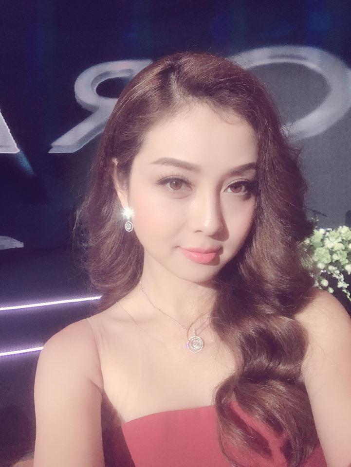 Tin sao Việt 13/8: Thủy Tiên cắt tỉa móng tay cho ông xã Công Vinh-4