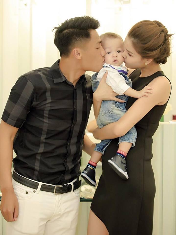 Tin sao Việt 13/8: Thủy Tiên cắt tỉa móng tay cho ông xã Công Vinh-6