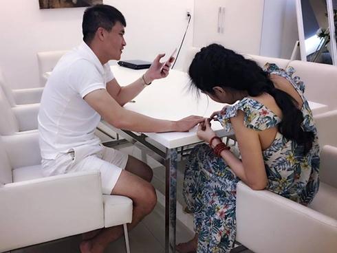 Tin sao Việt 13/8: Thủy Tiên cắt tỉa móng tay cho ông xã Công Vinh