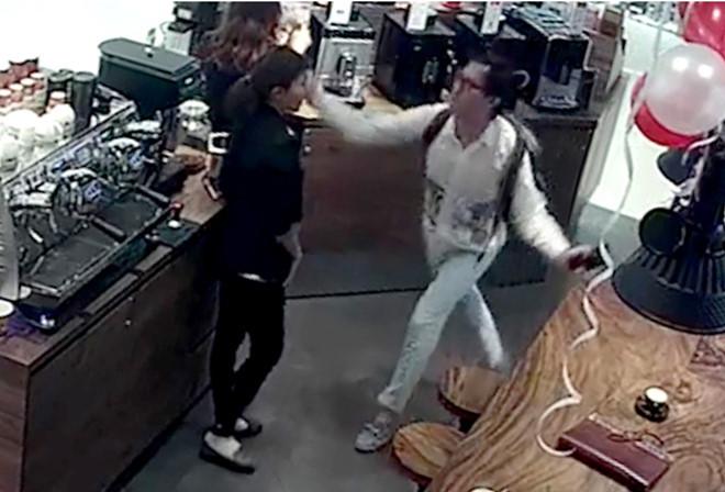 Vì sao Khánh Casa không trực tiếp gặp, xin lỗi nữ nhân viên bị tát?-1