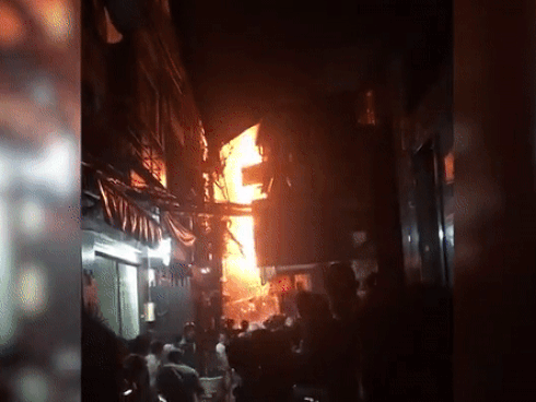 Tin nóng trong ngày 13/8: Video khách nhậu đang say sưa bất ngờ chạy toán loạn vì cháy lớn ở phố Bùi Viện