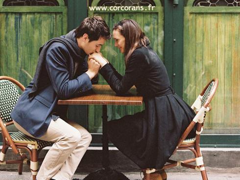 3 cung Hoàng đạo sau rất thích thể hiện tình cảm trước đám đông