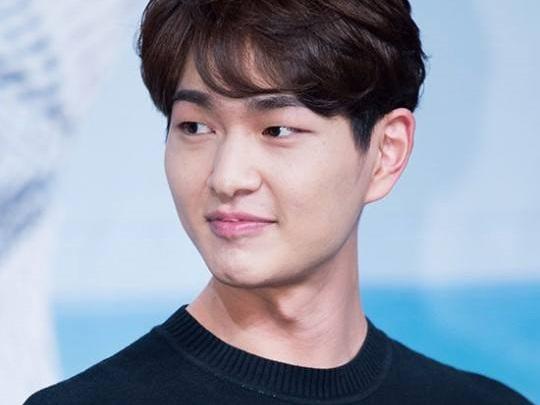 Sao Hàn 14/8: Kim Tae Hee gửi một xe cà phê ủng hộ phim của ông xã Bi Rain-11