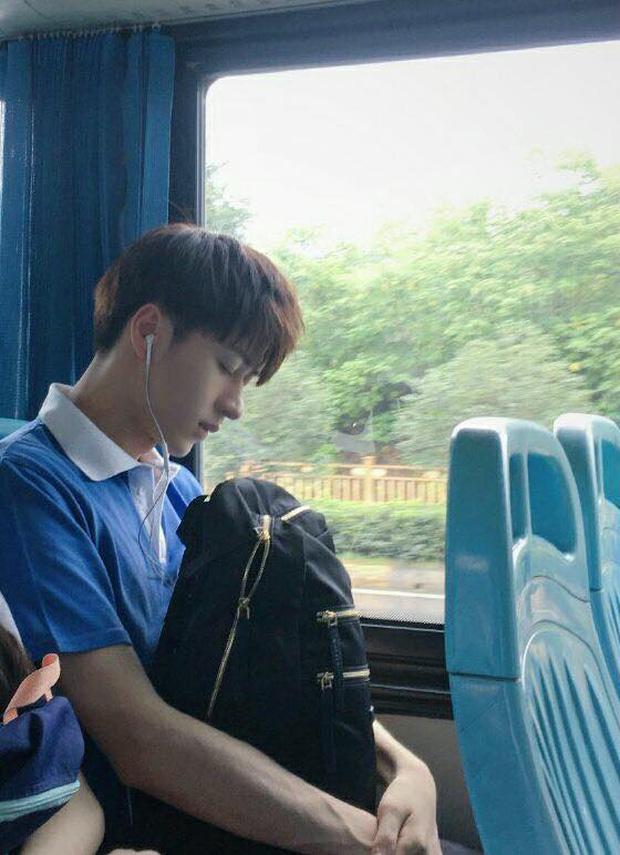 Đã đẹp trai thì ngủ quên trên xe bus như anh chàng này cũng thành 'cực phẩm'!-1