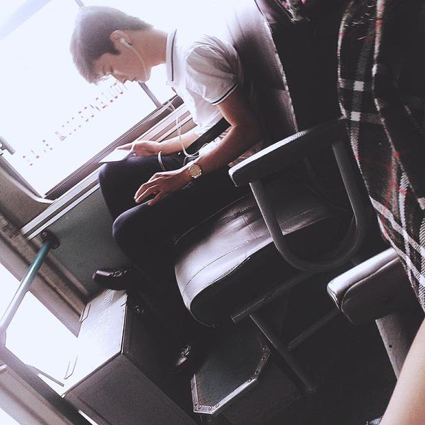 Đã đẹp trai thì ngủ quên trên xe bus như anh chàng này cũng thành 'cực phẩm'!-2