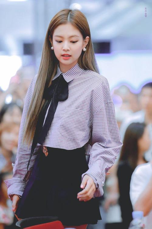 Quả là Jennie Kim (Black Pink) mặc thứ gì, các nam idol liền diện ngay thứ đó!-1
