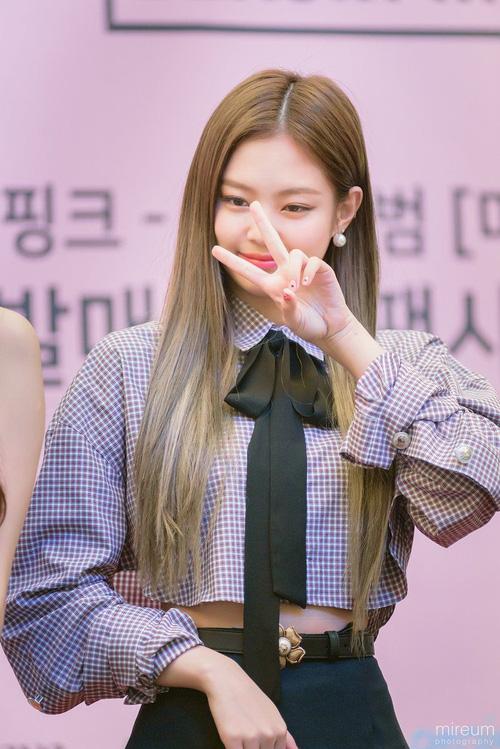 Quả là Jennie Kim (Black Pink) mặc thứ gì, các nam idol liền diện ngay thứ đó!-2