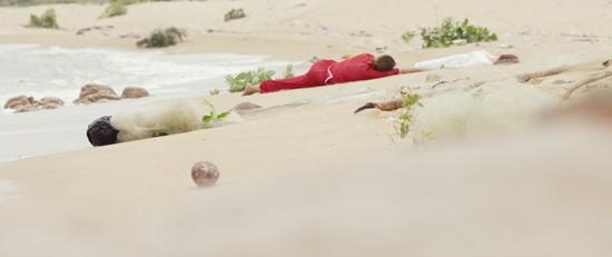 Nhã Phương hoán đổi nhân cách với Việt Hương sau khi bị lốc cuốn-3