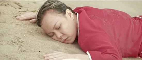 Nhã Phương hoán đổi nhân cách với Việt Hương sau khi bị lốc cuốn-4