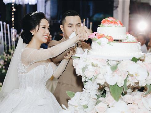 Tiệc cưới lung linh của anh trai ca sĩ Bảo Thy và hot girl Trang Pilla