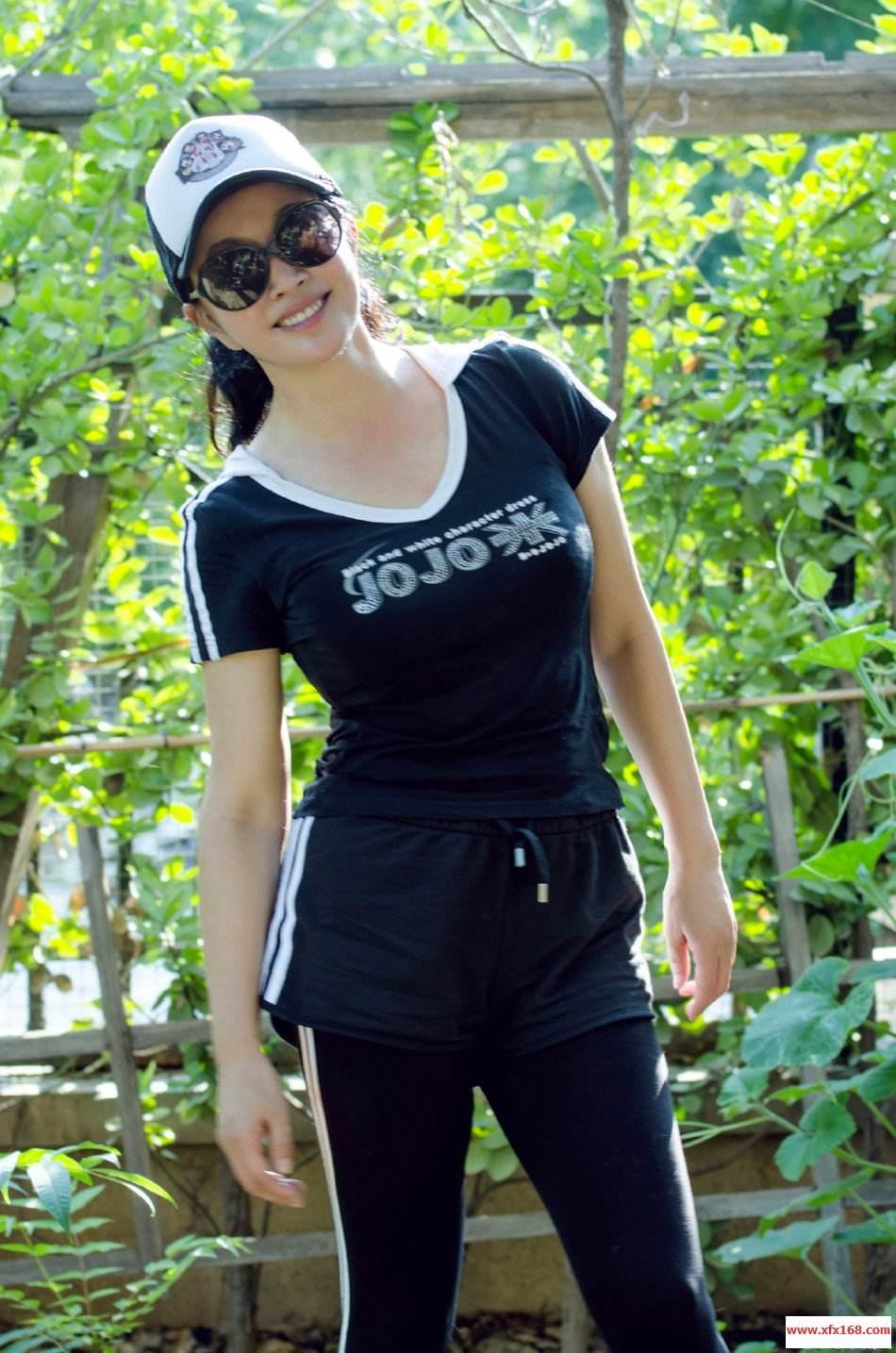 Vóc dáng hoàn hảo của loạt mỹ nhân U60 xứ Trung khiến giới trẻ 'chạy theo không kịp'-12