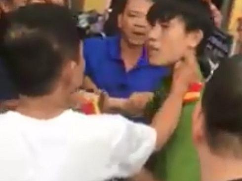 Xác minh nam thanh niên mặc quần áo công an bị dân tát giữa phố