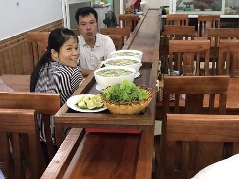 Quán phở lạ nhất Việt Nam: Điều khiển từ xa, phở tự chạy ra mời khách-1