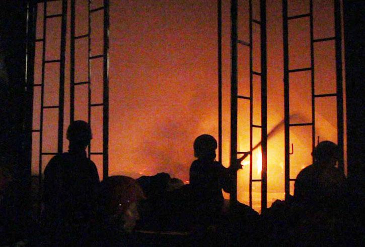 Hàng trăm cảnh sát trắng đêm dập lửa tại công ty may ở Sài Gòn-1