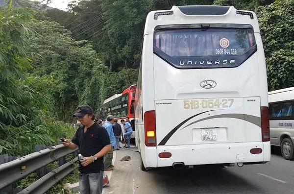 Xe giường nằm dìu xe 45 chỗ mất thắng trên đèo Bảo Lộc-1