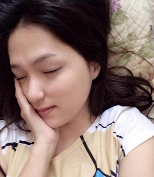 Ngọc Trinh, Hồ Ngọc Hà và loạt mỹ nhân Việt khoe mặt mộc không tì vết khi mới ngủ dậy-10