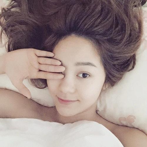 Ngọc Trinh, Hồ Ngọc Hà và loạt mỹ nhân Việt khoe mặt mộc không tì vết khi mới ngủ dậy-3