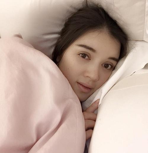 Ngọc Trinh, Hồ Ngọc Hà và loạt mỹ nhân Việt khoe mặt mộc không tì vết khi mới ngủ dậy-9