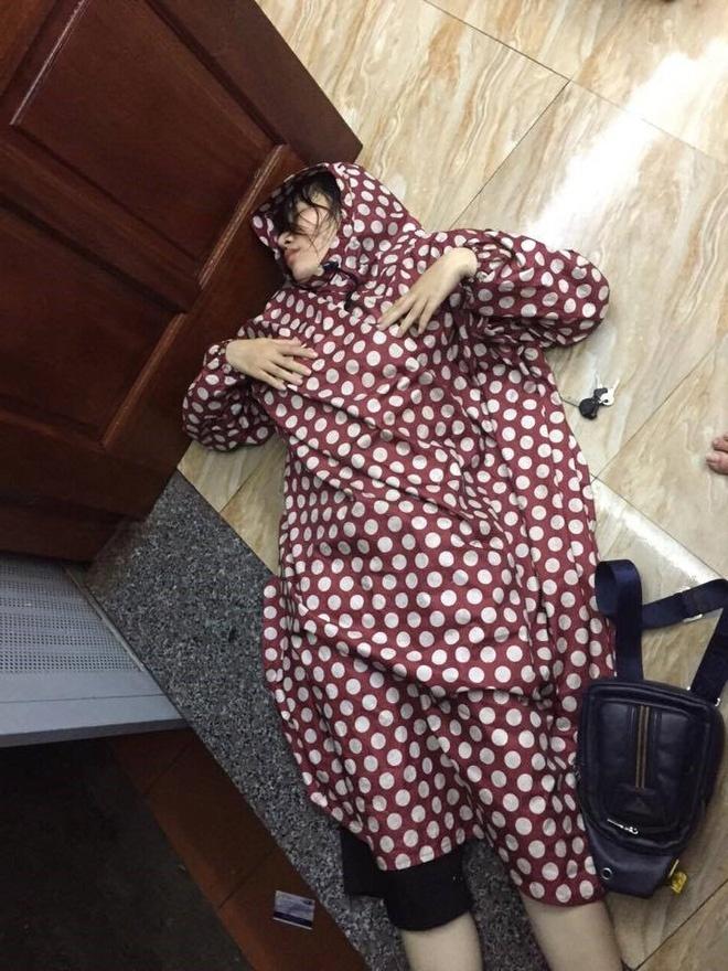 Muôn kiểu THẤT TÌNH phản cảm của giới trẻ thời nay: Rạch tay, xăm kín mặt, mặc áo mưa nằm vật trên sàn nhà-2