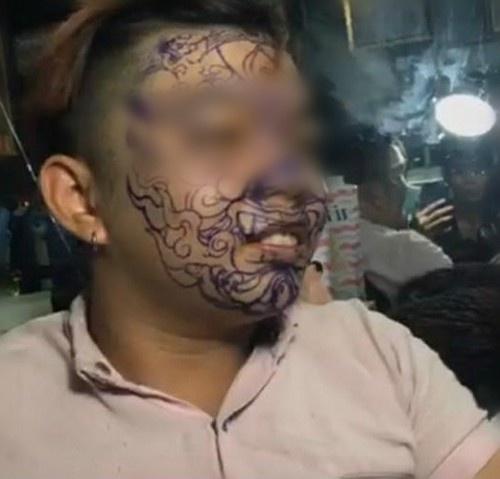 Muôn kiểu THẤT TÌNH phản cảm của giới trẻ thời nay: Rạch tay, xăm kín mặt, mặc áo mưa nằm vật trên sàn nhà-4