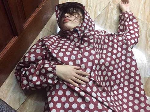 Muôn kiểu THẤT TÌNH phản cảm của giới trẻ thời nay: Rạch tay, xăm kín mặt, mặc áo mưa nằm vật trên sàn nhà