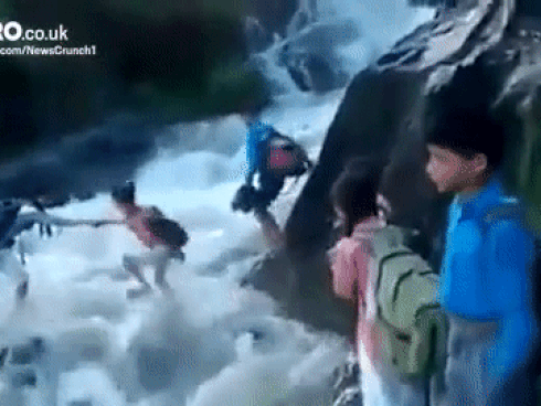 Học sinh Ấn Độ cõng nhau vượt lũ quét đến trường