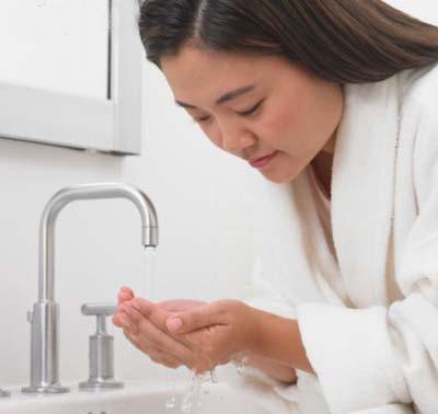 Bí quyết rửa mặt trong ngày hè-2