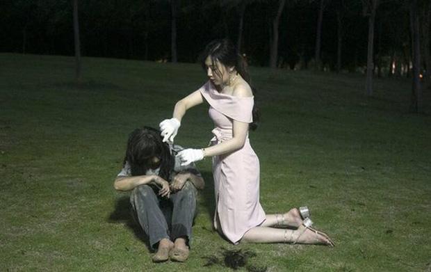 Hot girl lẽo đẽo đi theo người vô gia cư trong công viên và nguyên nhân thật sự khiến nhiều người bất ngờ-1