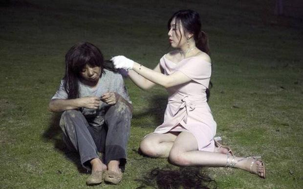 Hot girl lẽo đẽo đi theo người vô gia cư trong công viên và nguyên nhân thật sự khiến nhiều người bất ngờ-2