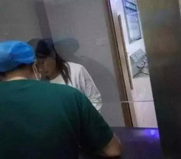 Bé gái 3 tuổi bị bỏng da đầu, kim đâm chi chít ở bụng từ những lần tra tấn dã man của mẹ kế-3