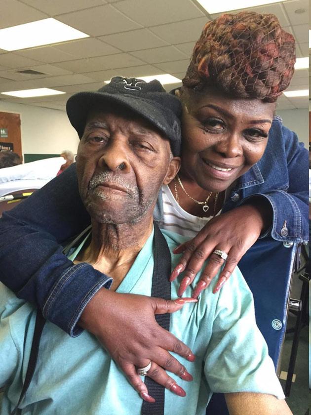 Chôn cất người cha quá cố, cả gia đình 'lạnh gáy' khi thấy bàn chân đang phân hủy trên quan tài-3