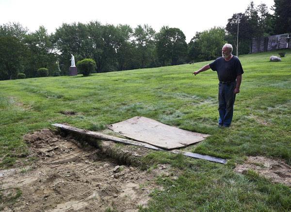 Chôn cất người cha quá cố, cả gia đình 'lạnh gáy' khi thấy bàn chân đang phân hủy trên quan tài-2