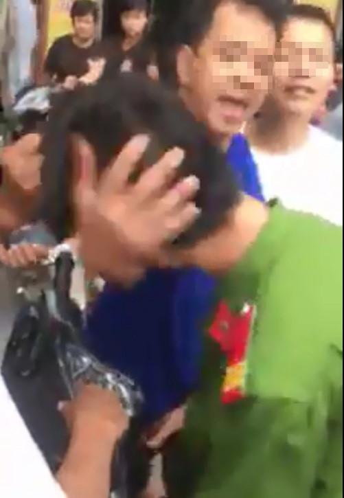 Thanh niên bị người dân bao vây, tát là công an nghĩa vụ-1