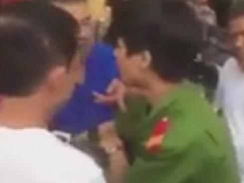 Thanh niên bị người dân bao vây, tát là công an nghĩa vụ
